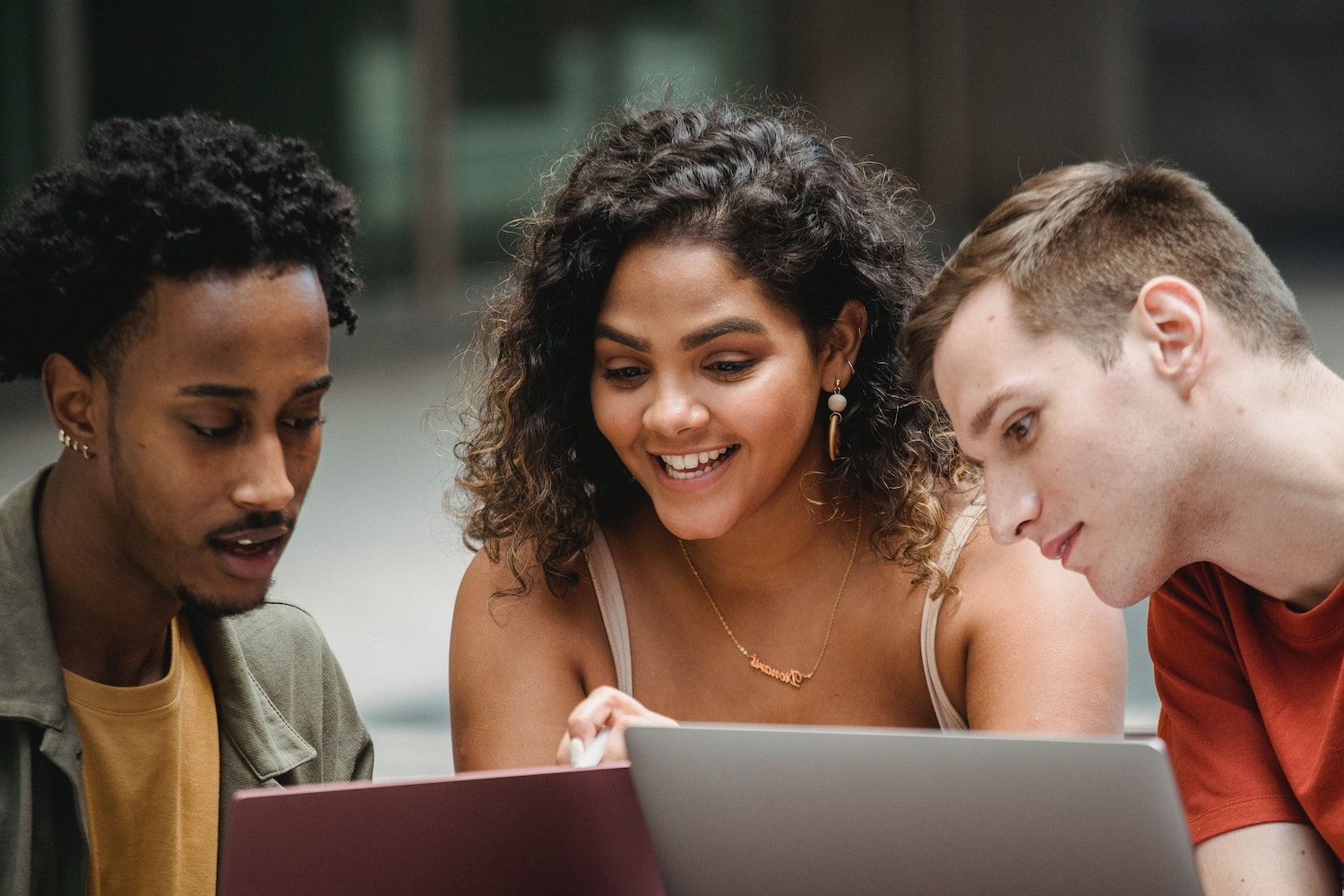 positive-multiethnische-studenten-arbeiten-zusammen-am-laptop-mrj