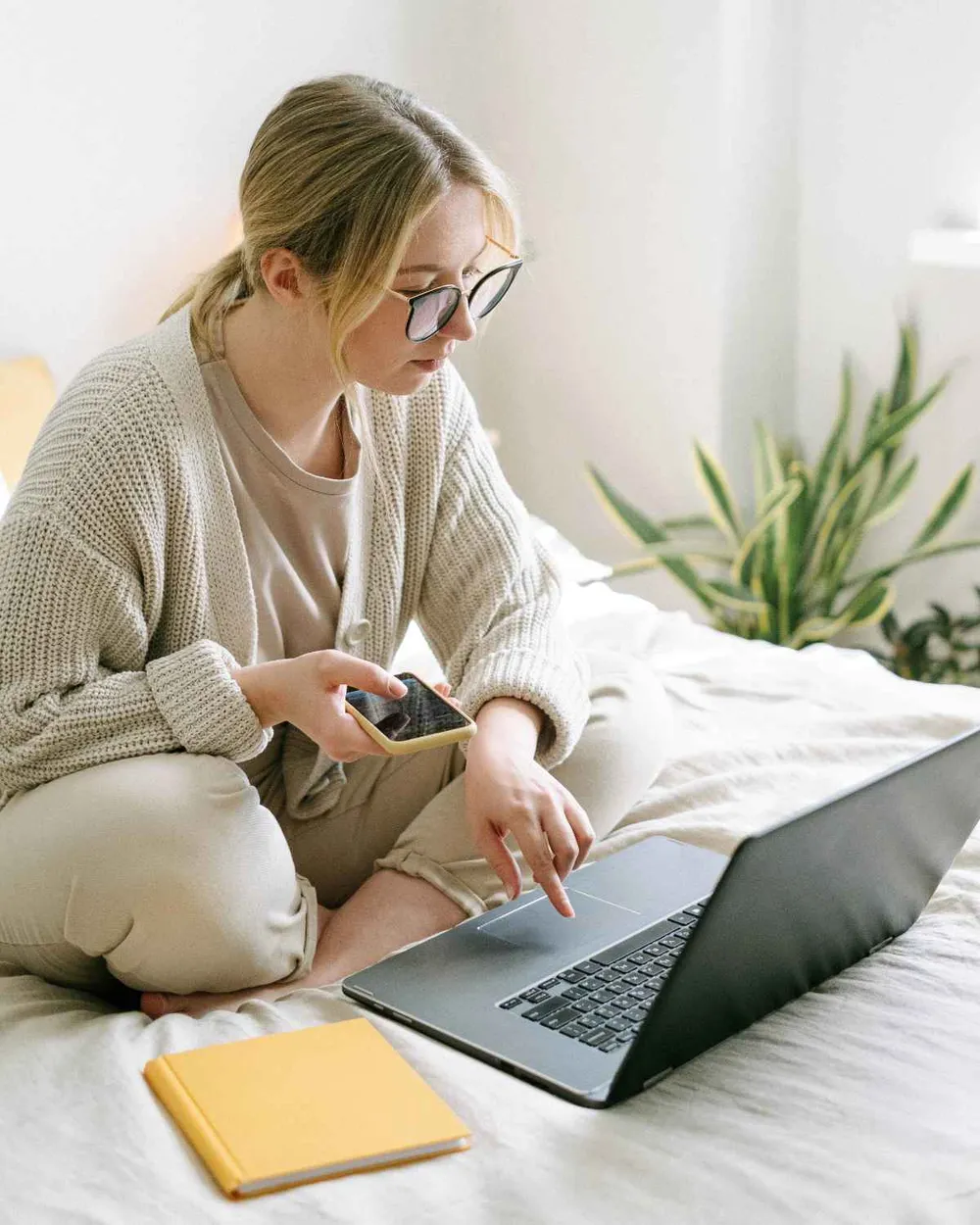 Journalisten nutzen Twitter, die Allgemeinheit Facebook für Nachrichten