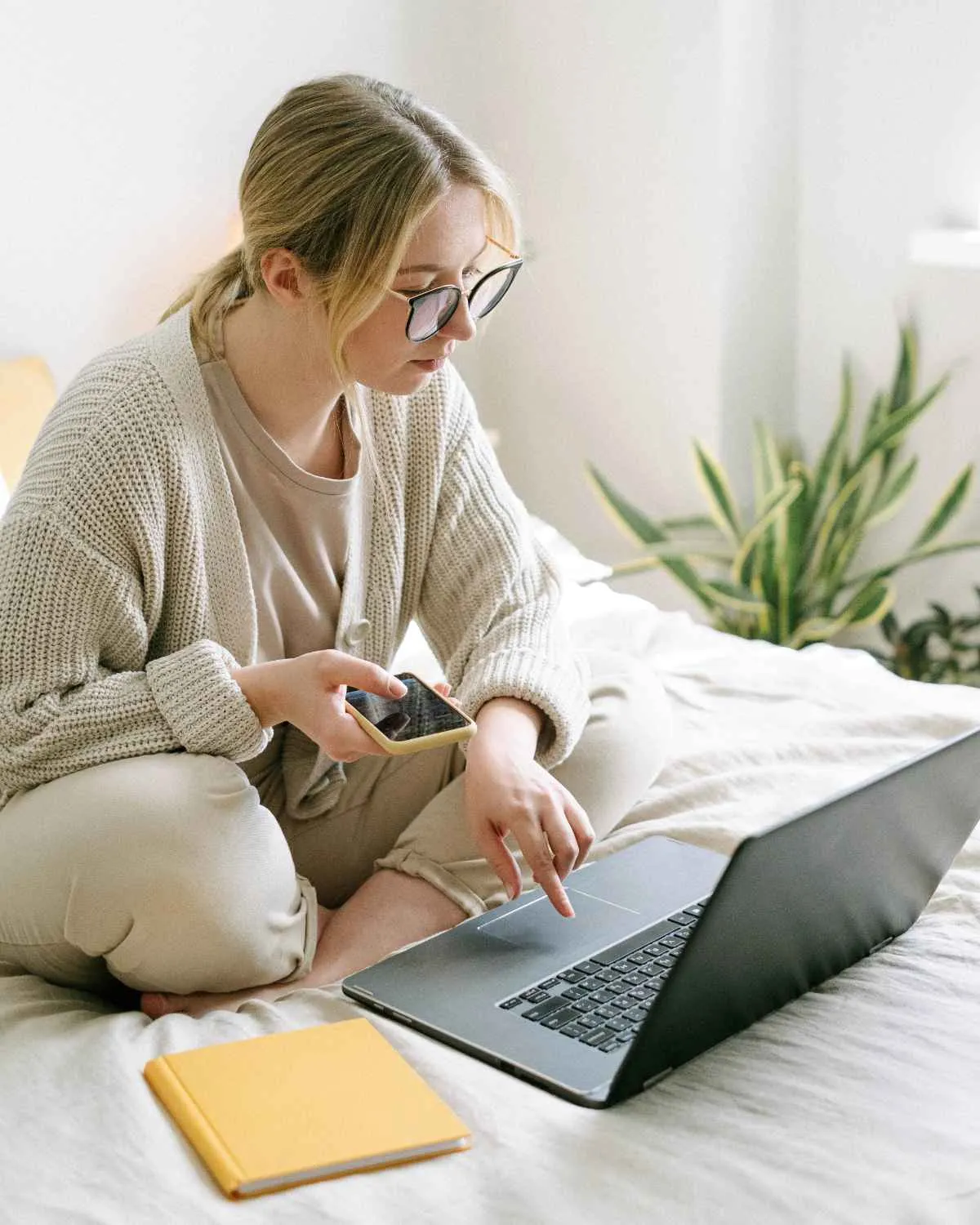 Journalisten nutzen Twitter, die Allgemeinheit Facebook für Nachrichten