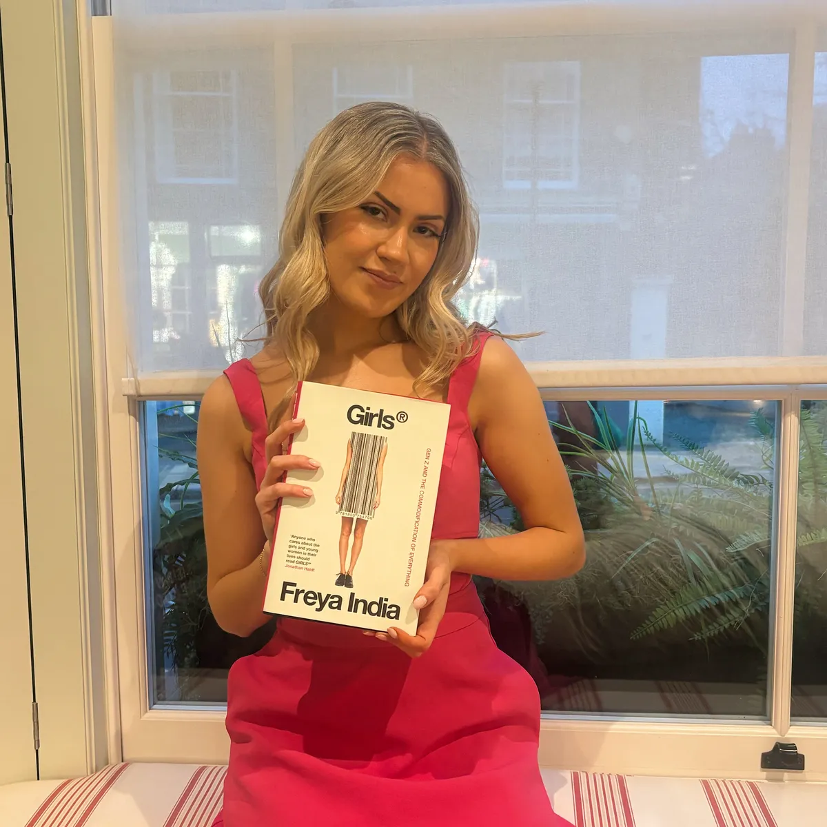 Autorin Freya India mit ihrem Buch »GIRLS® – Generation Z and the Commodification of Everything«