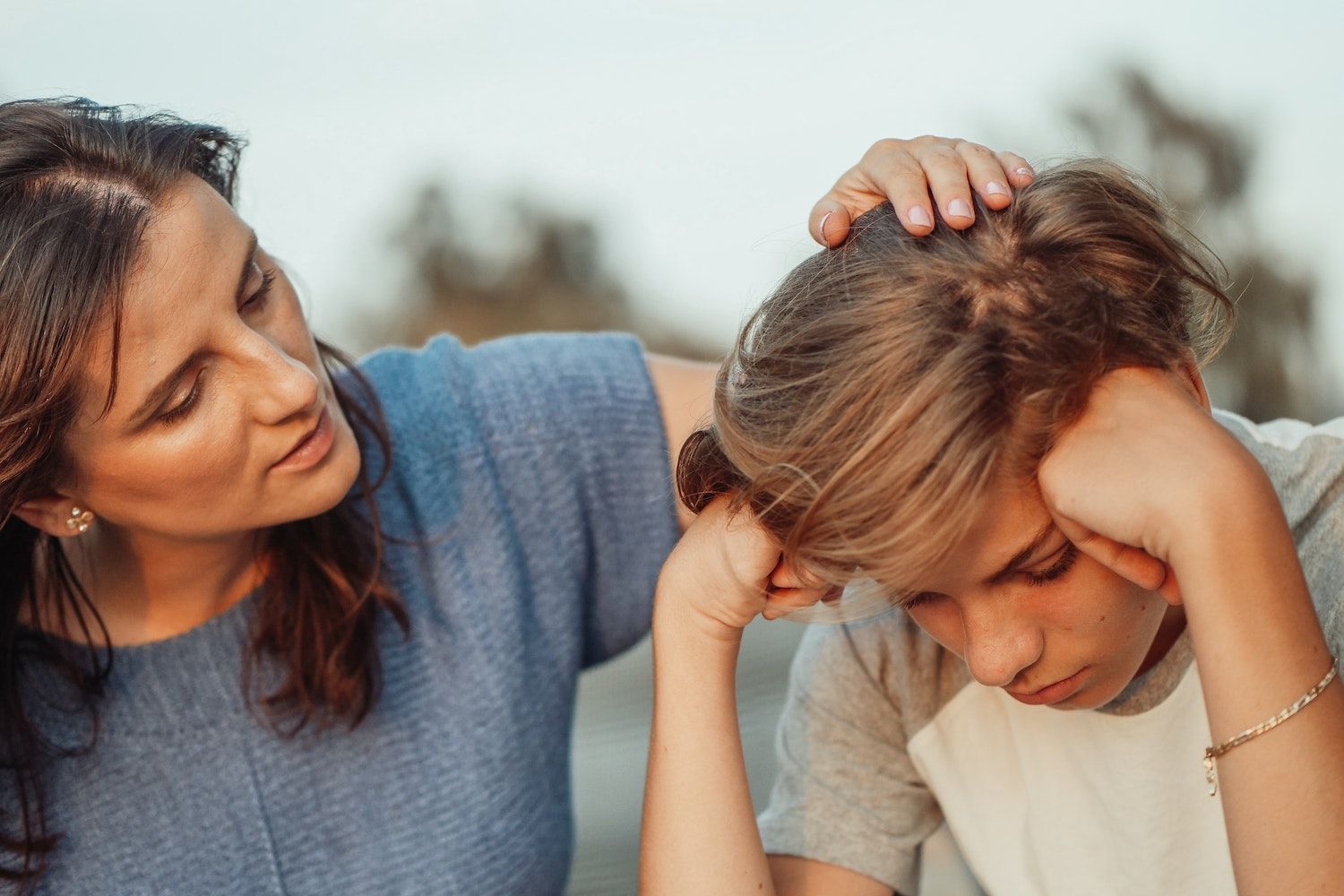 Liebeskummer: Wie du deinem Teenager durch seine erste Trennung hilfst