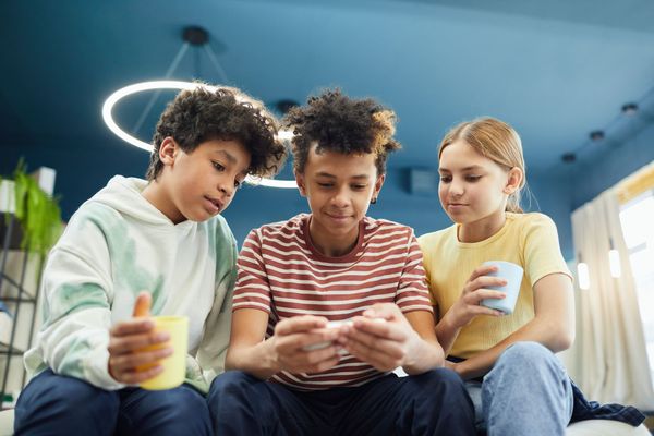 Statistik: Wann bekommen Kinder ihr erstes Handy?