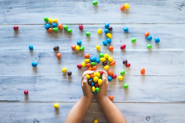 Fertige, kurze Andacht mit Alltagsgegenstand »M&Ms«